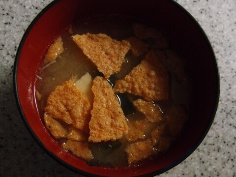 高級海老揚げせんべいと豆腐とわかめのお味噌汁